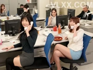 Học sinh nữ bị bắt phục vụ khách khi làm thêm ở quán rượu