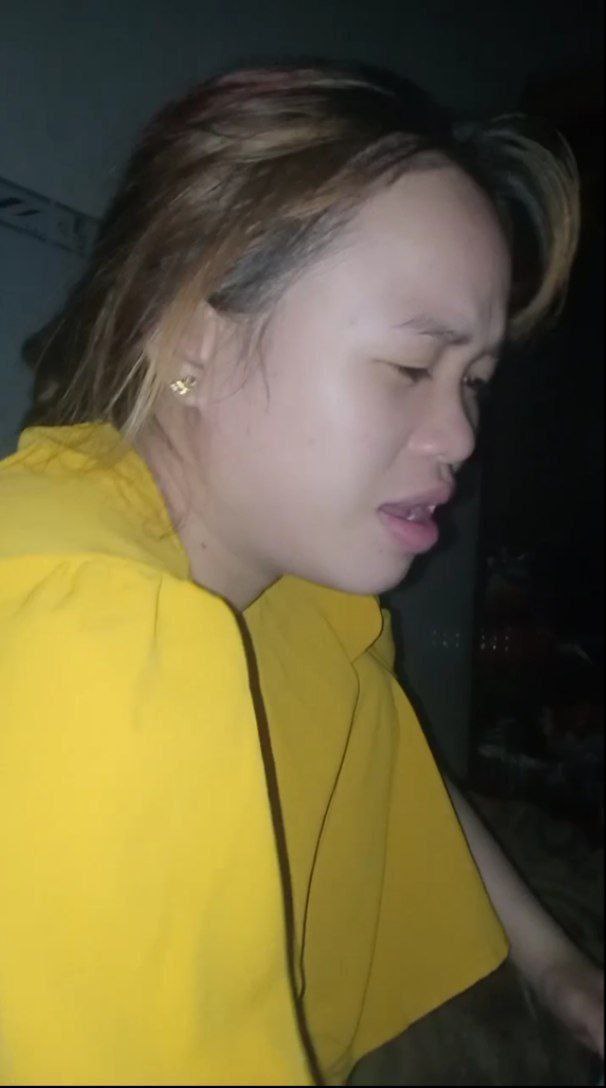 Bú cái lồn hồng hào của em trong phòng khách
