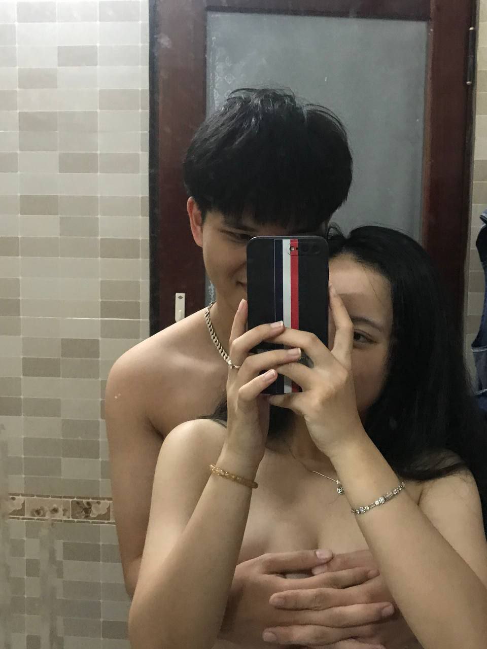 Cô vợ dùng thân thể mình để cứu lấy công ty Anh xã nguy cơ bị phá sản